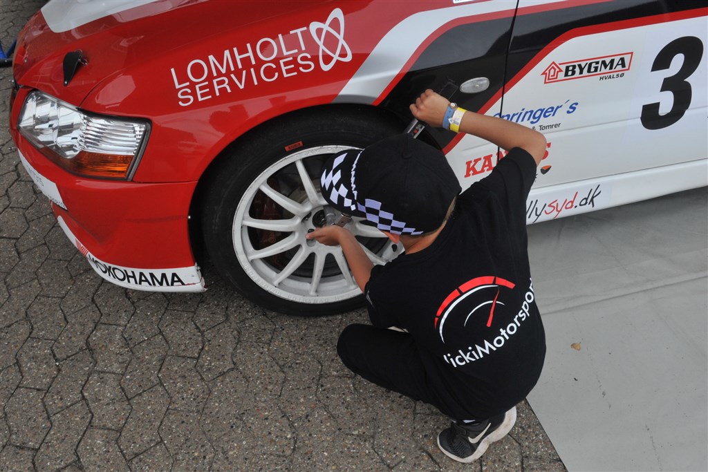 Nicki Motorsport havde den yngste mekaniker på hele servicepladsen.
(Foto: Morten Alstrup)